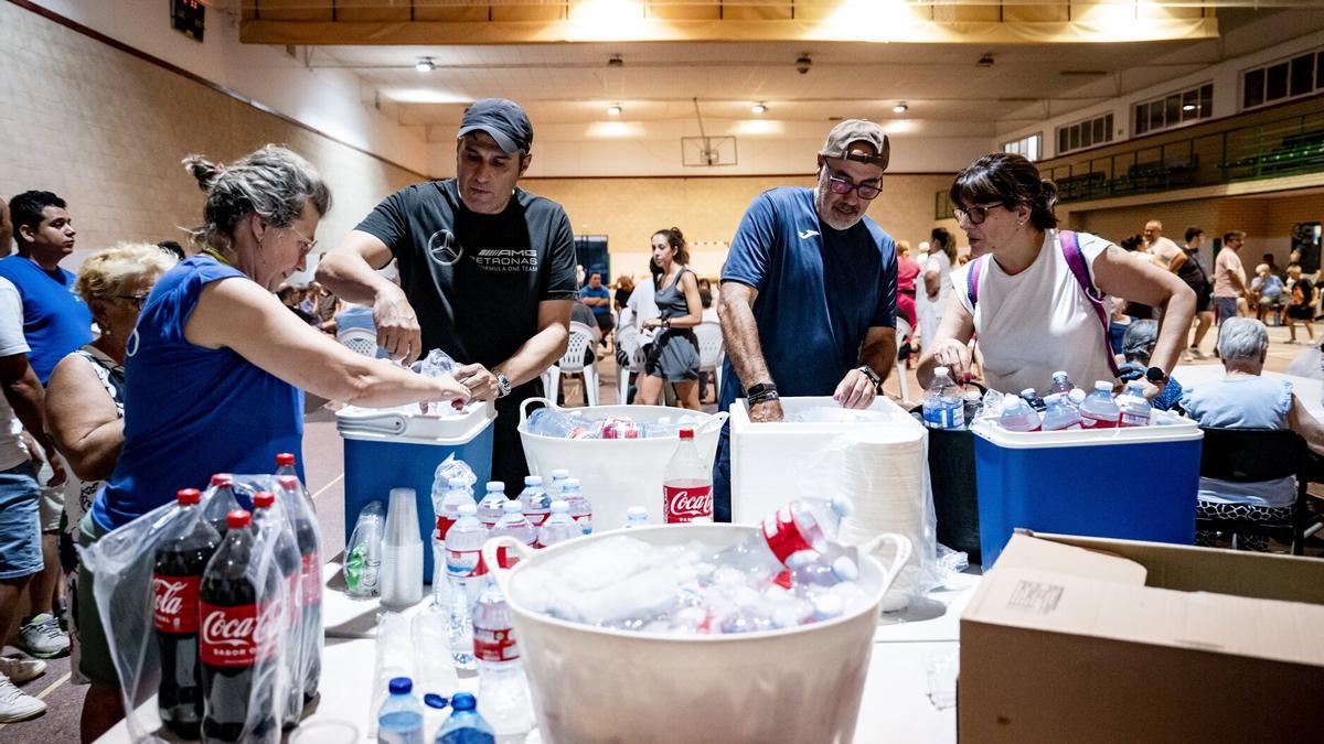 Varias personas desalojadas del municipio de Aldea del Fresno, en el polideportivo de Villamanta.