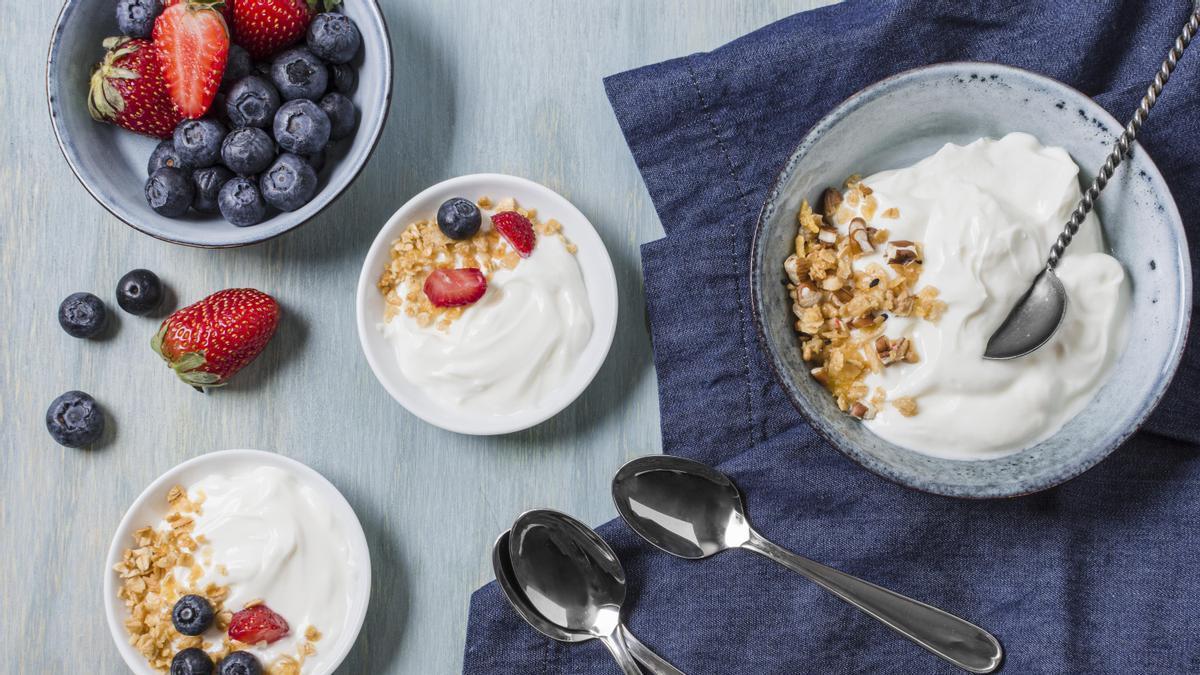 Yogur con frutos rojos y muesli casero