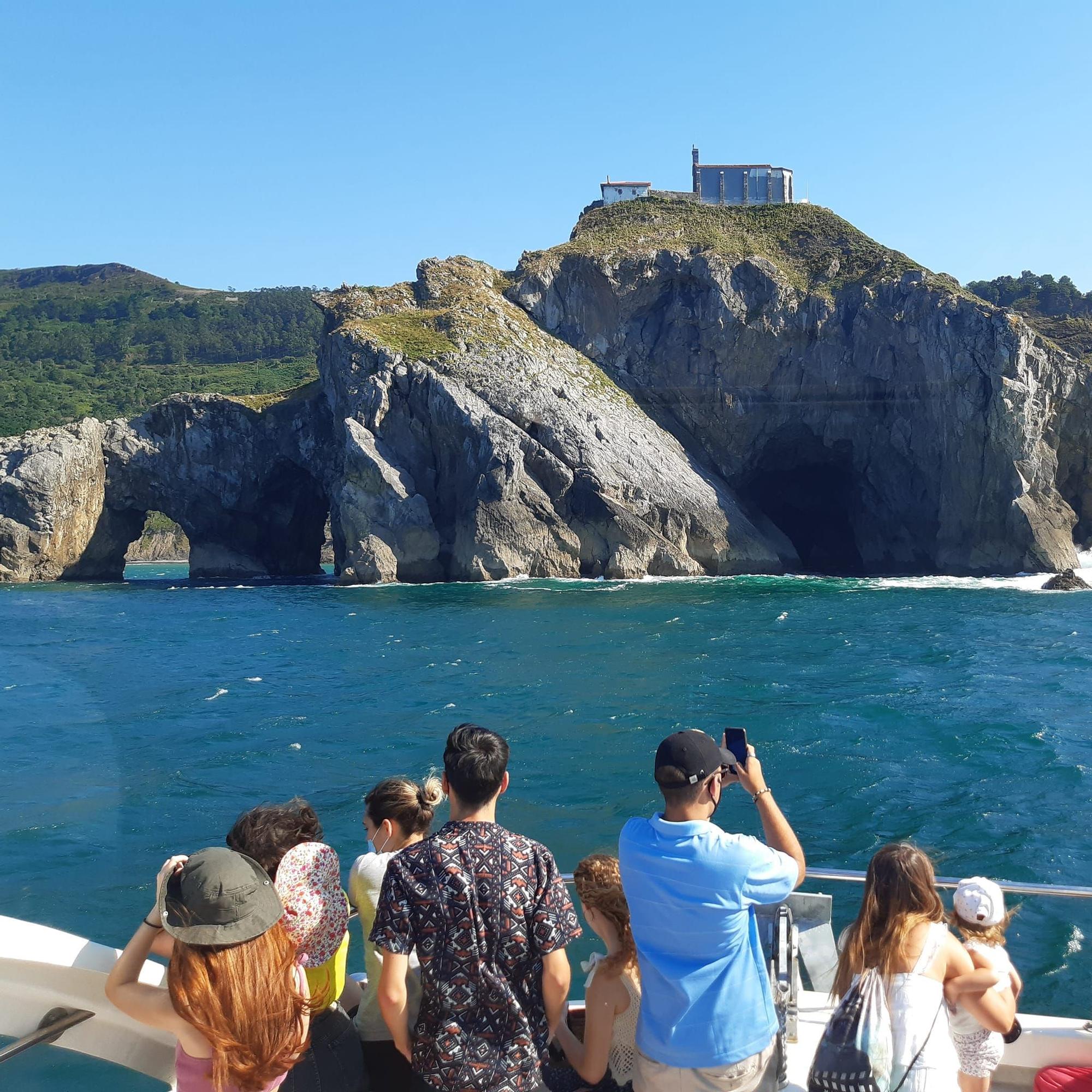 Gaztelugatxe desde uno de los barcos de Hegaluze.