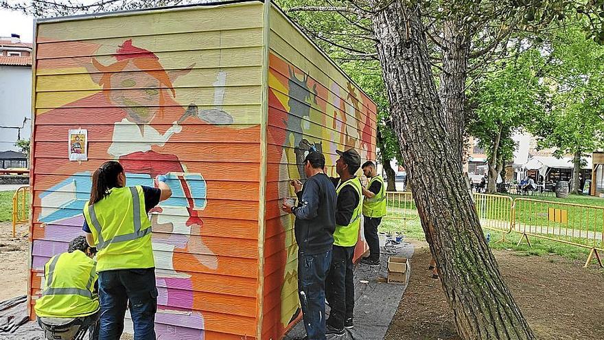 El equipo contratado en 2024 pintando el diseño creado para el Txoko Laranja del parque. | FOTO: A.O.