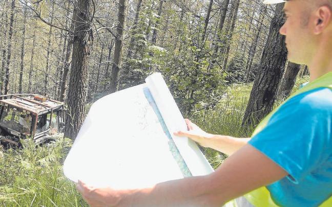 Un operario en una de las zonas por donde pasar&aacute; la l&iacute;nea 5 bajo el monte.