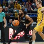 Adam Smith penetra a canasta perseguido por Sasu Salin.