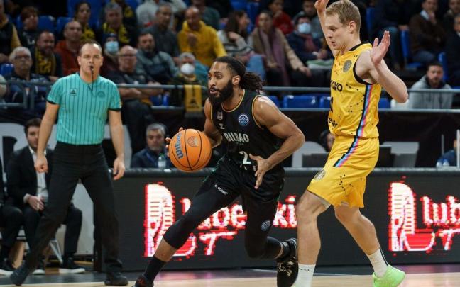 Adam Smith penetra a canasta perseguido por Sasu Salin.