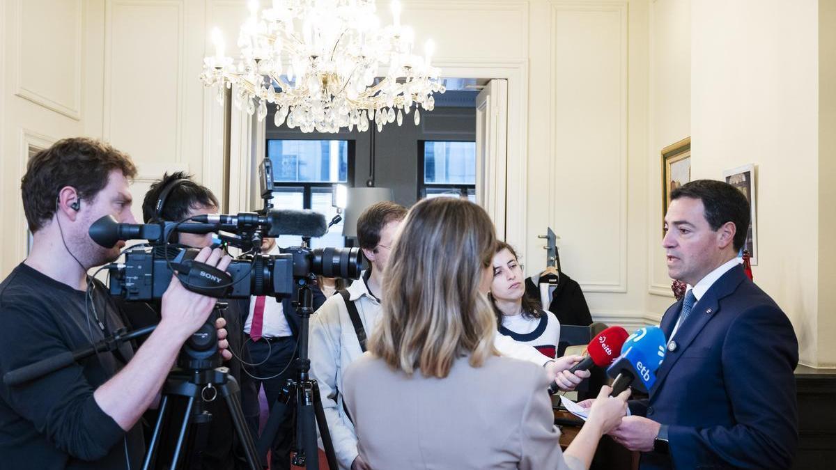 Imanol Pradales comparece ante la prensa desde Bruselas.