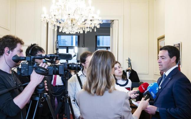 Imanol Pradales comparece ante la prensa desde Bruselas.