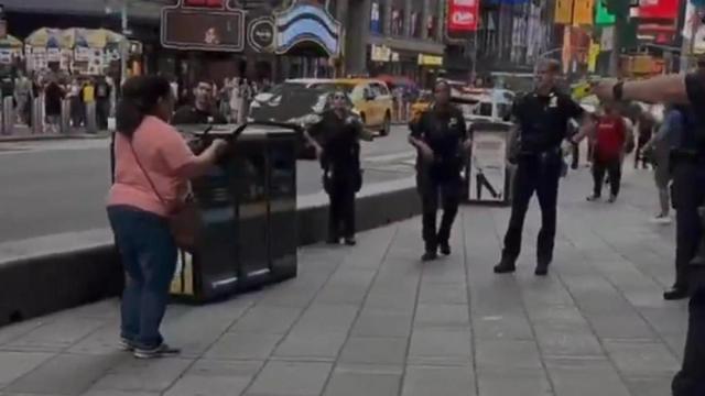 La mujer fue abatida por la Policía de Nueva York.