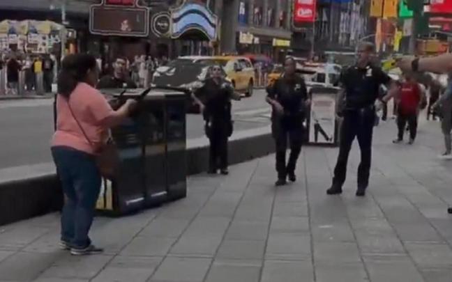 La mujer fue abatida por la Policía de Nueva York.