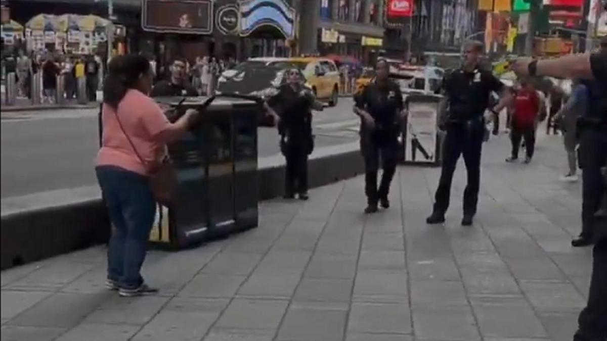 La mujer fue abatida por la Policía de Nueva York.