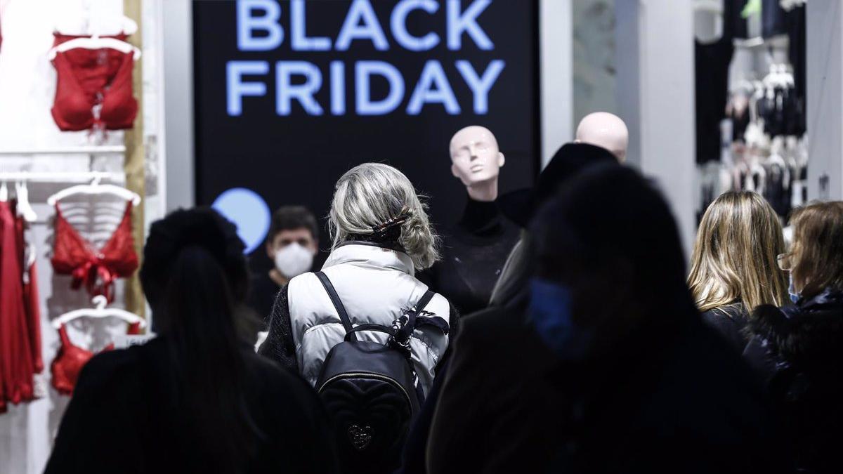 Una tienda de ropa con ofertas del Black Friday