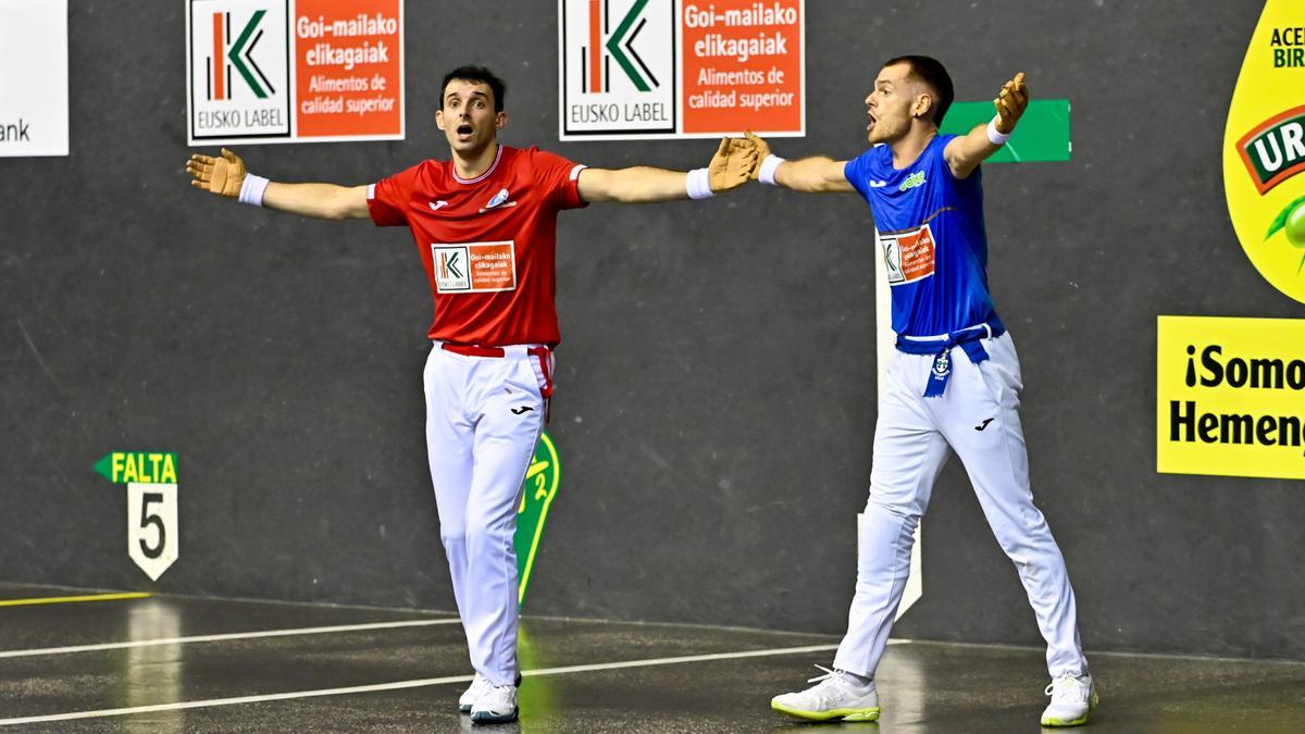 Jokin Altuna vence a Unai Laso en la segunda jornada de la liguilla de cuartos de final del Cuatro y Medio en el frontón Atano III de Donostia.