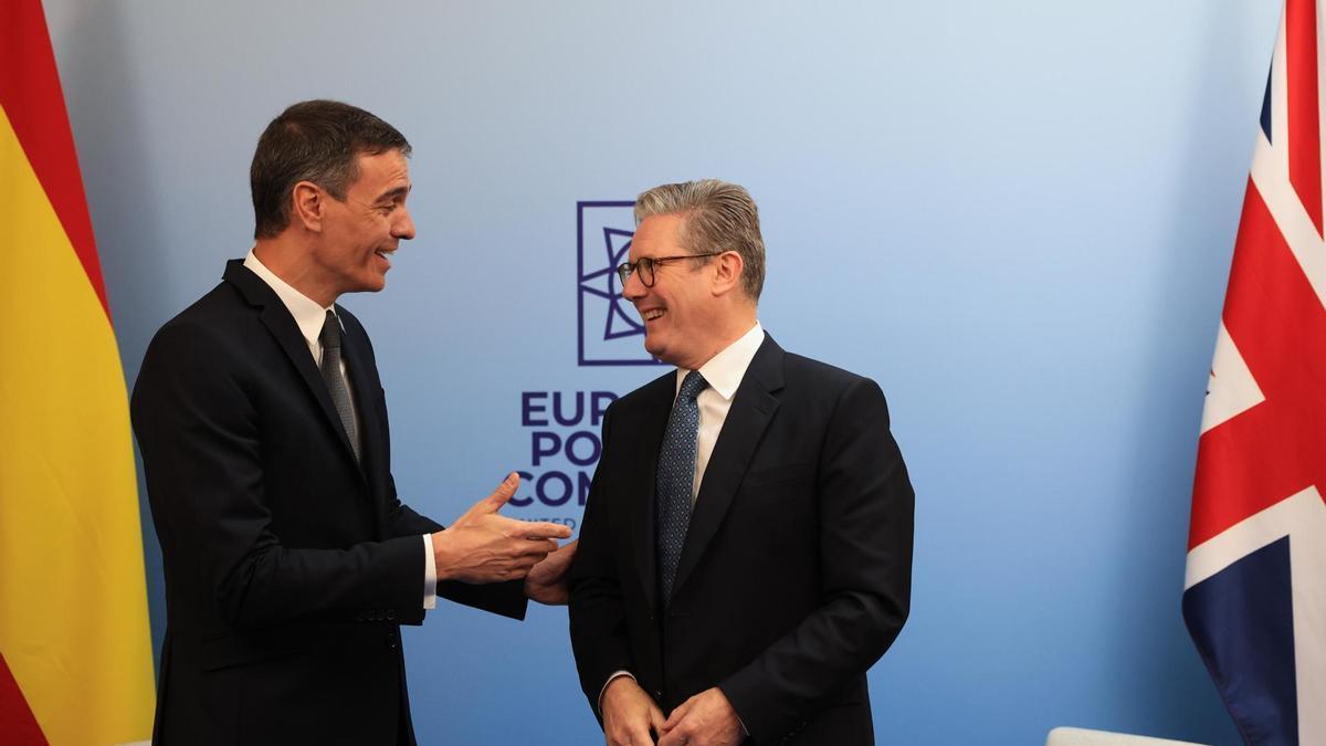 El presidente del Gobierno español, Pedro Sánchez, y el primer ministro británico, Keir Starmer