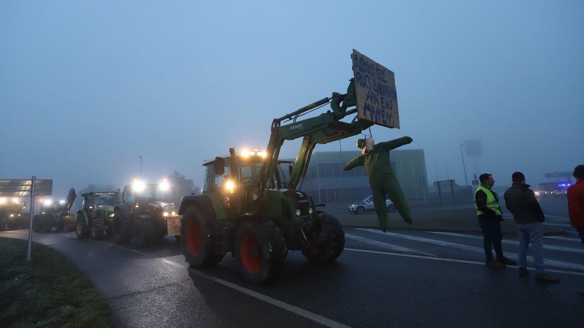 Los agricultores bloquean carreteras por la crisis del sector