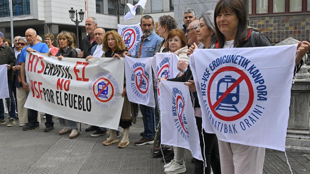 Los asistentes han llevado pancartas y banderas