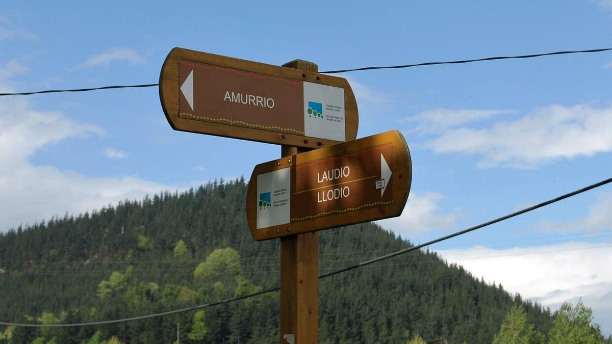 Señal del Parque Lineal del Nervión que indica la dirección hacia Amurrio y Laudio