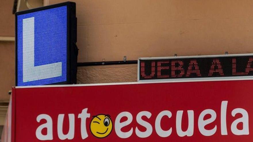 La fachada de una autoescuela.