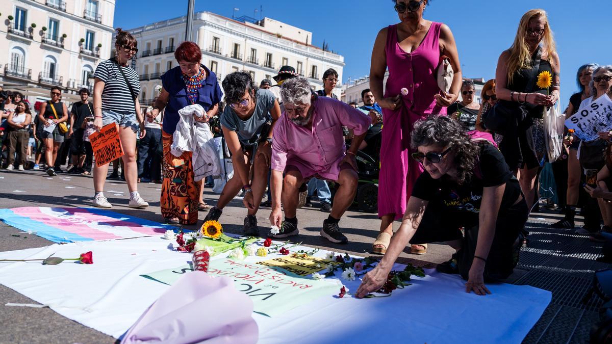 Varias personas depositan flores por los fallecidos en Ceuta durante una manifestación en rechazo a las actitudes violentas y racistas ocurridas durante la crisis migratoria en Ceuta