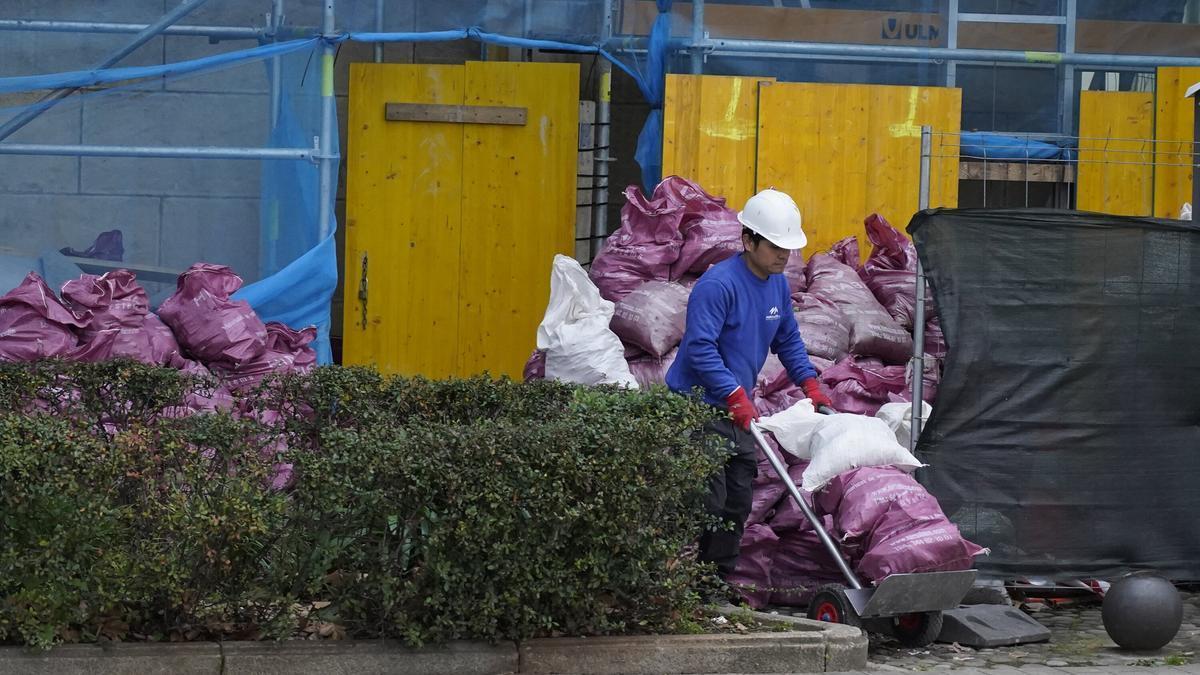 Un trabajador en una obra en la capital vizcaina