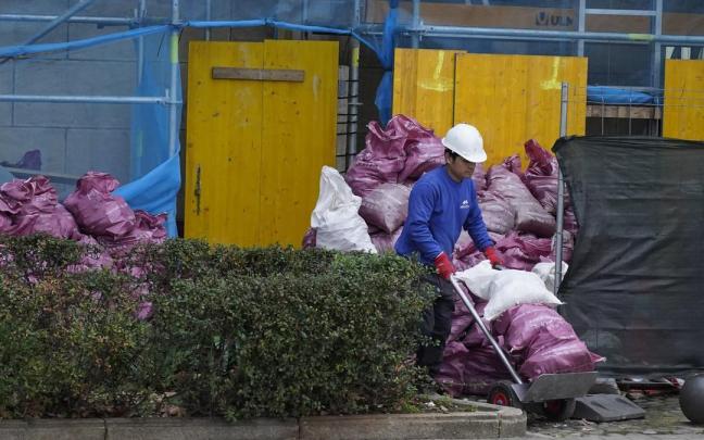 Un trabajador en una obra en la capital vizcaina