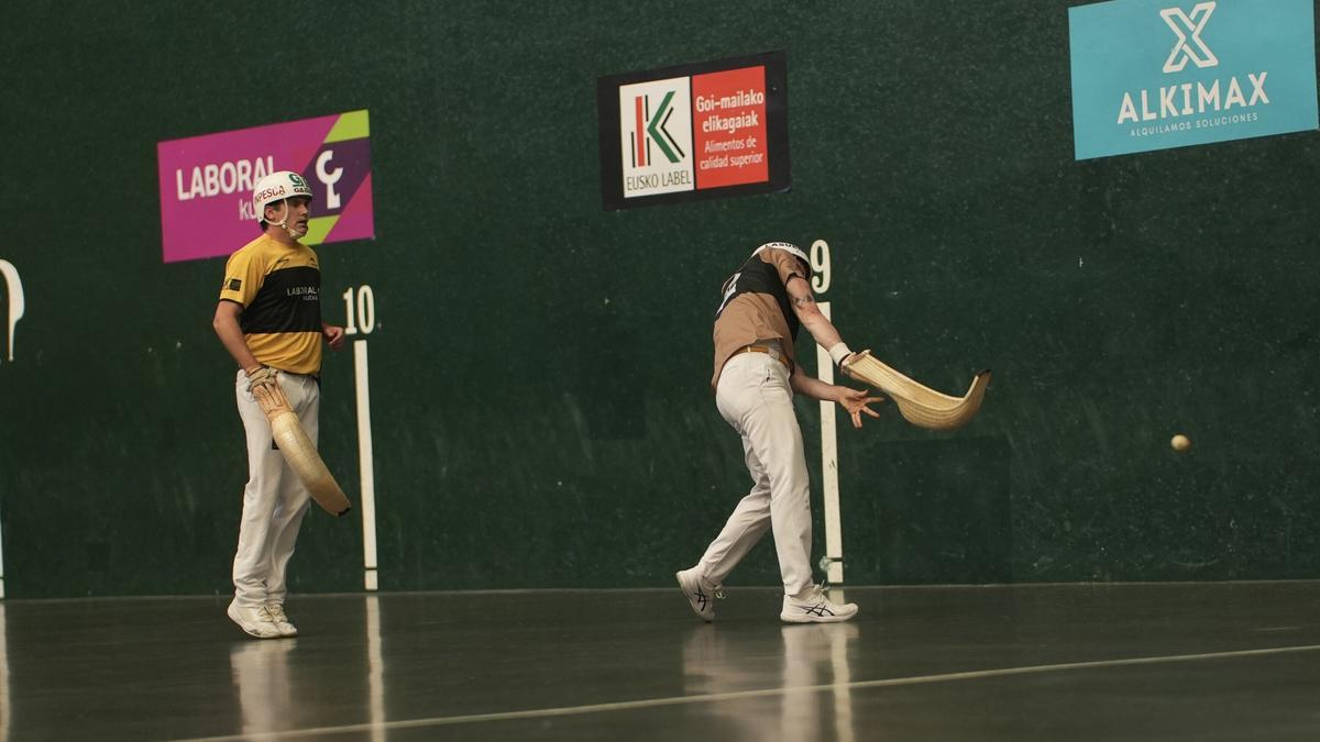 Aritz Erkiaga y Atain remontan ante Barandika-Ibarluzea en la jornada inaugural del Grand Slam de Markina-Xemein de cesta.