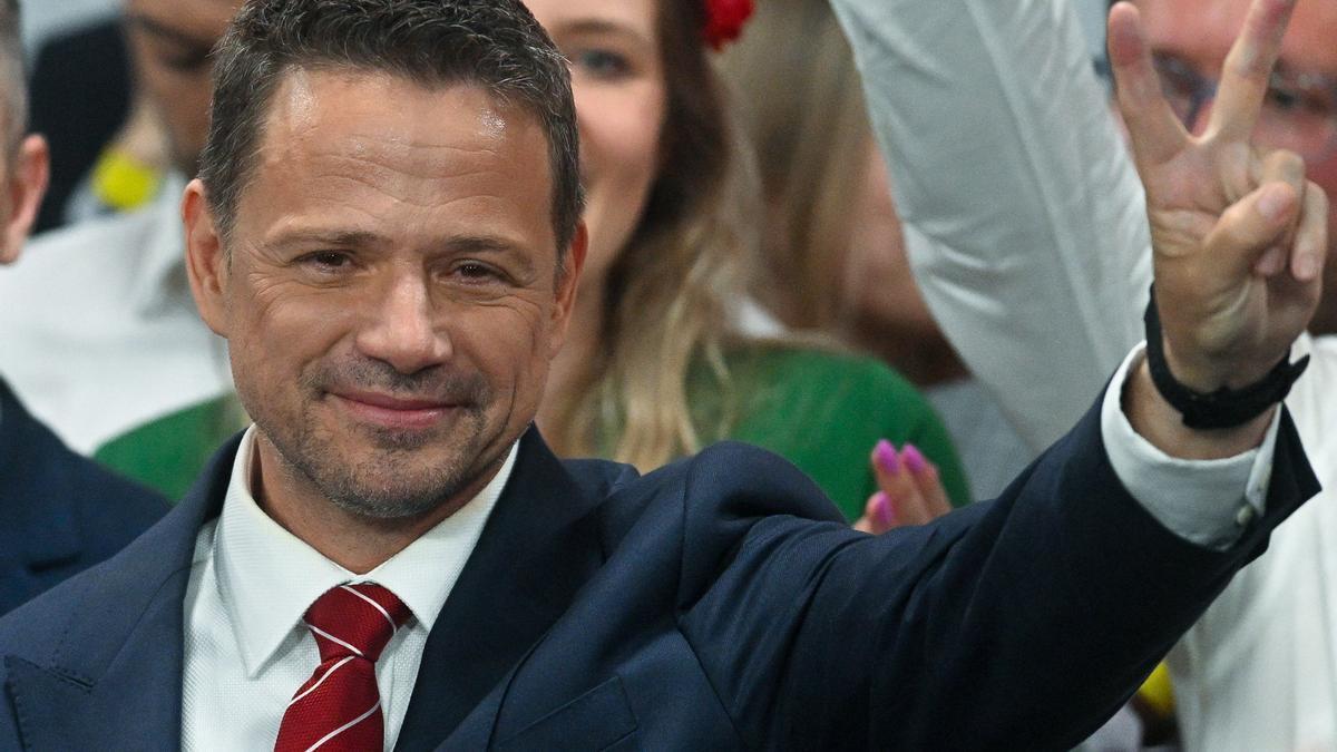 El candidato liberal y europeísta Rafal Trzaskowski hace el signo de la victoria.