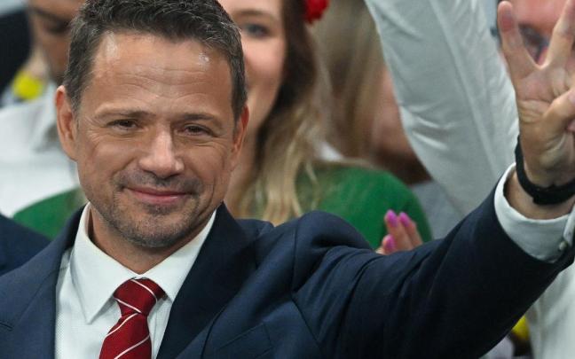 El candidato liberal y europeísta Rafal Trzaskowski hace el signo de la victoria.