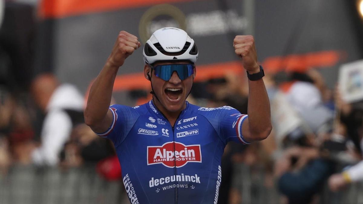 Mathieu Van Der Poel celebra su triunfo en la Milán- San Remo.