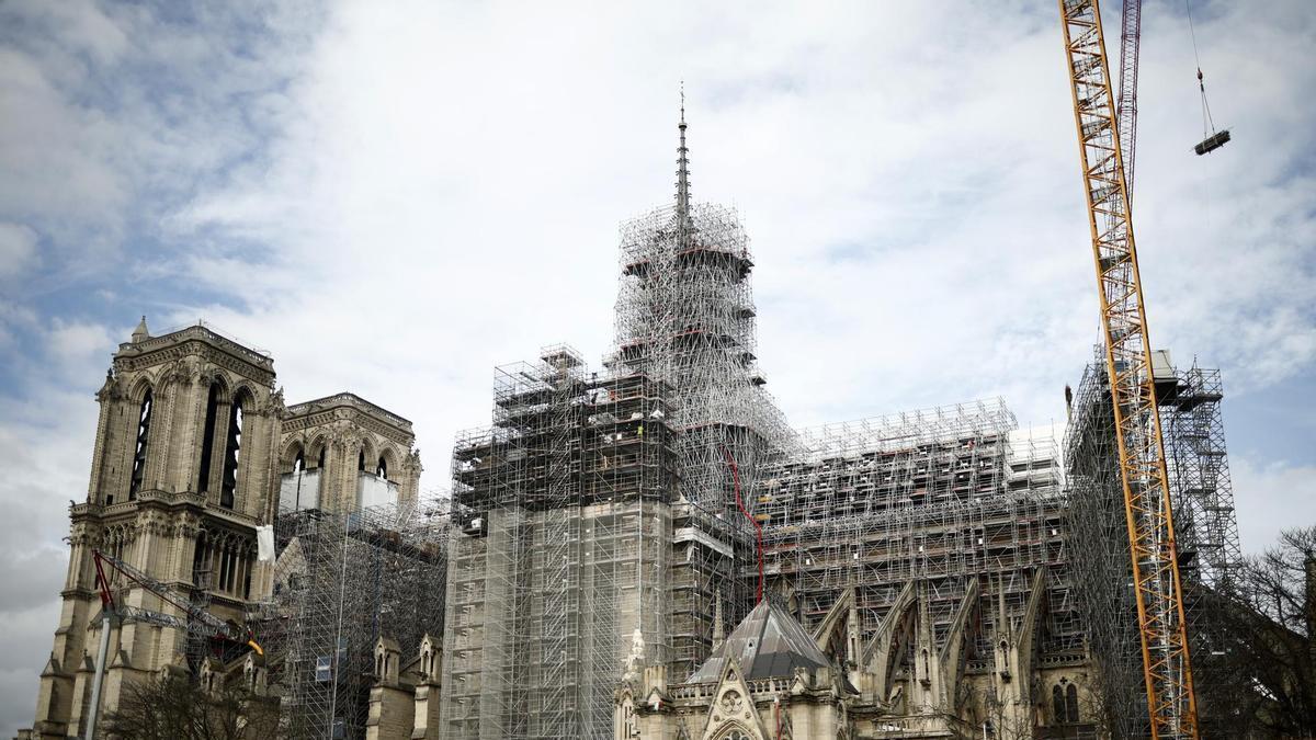 Retiran los andamios que cubren la aguja de Notre Dame.