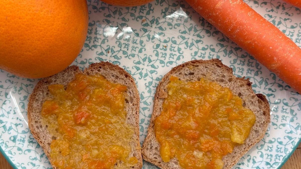 Tostadas con mermelada casera de naranja y zanahoria.