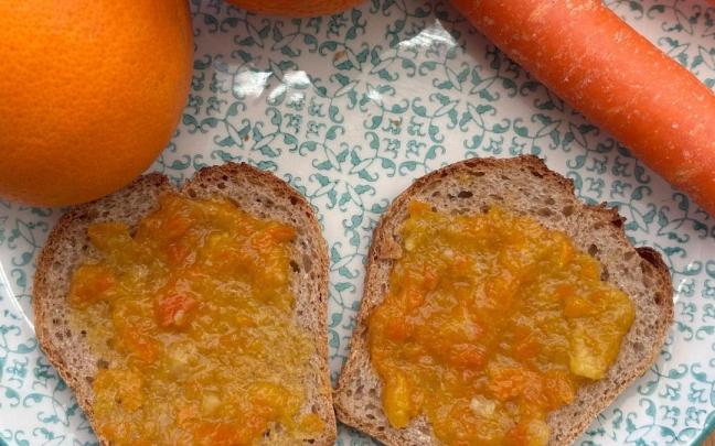 Tostadas con mermelada casera de naranja y zanahoria.