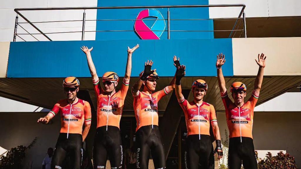 Presentación del Euskaltel-Euskadi antes de la carrera.