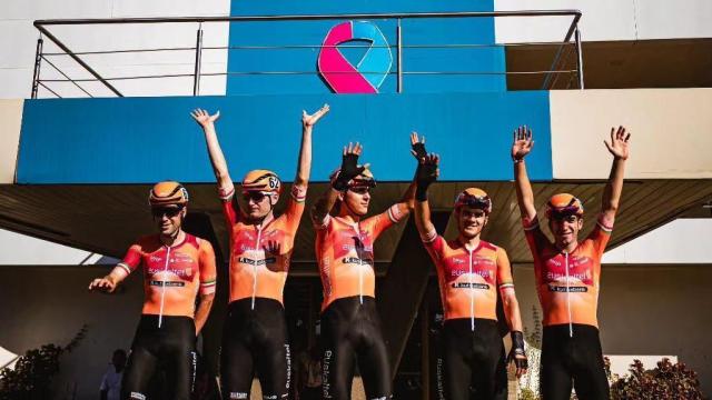 Presentación del Euskaltel-Euskadi antes de la carrera.