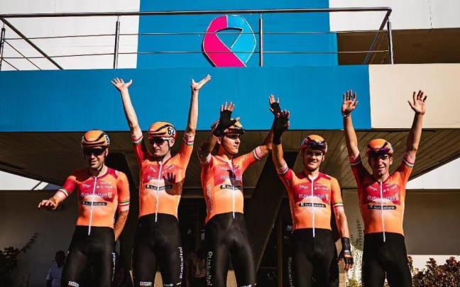Presentación del Euskaltel-Euskadi antes de la carrera.