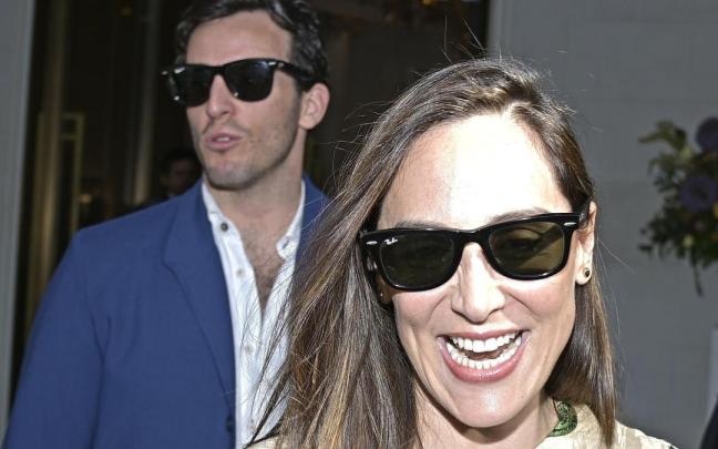 Tamara Falcó e Íñigo Onieva atienden a los periodistas momentos antes de su enlace. Tamara Falcó e Íñigo Onieva atienden a los periodistas momentos antes de su enlace.