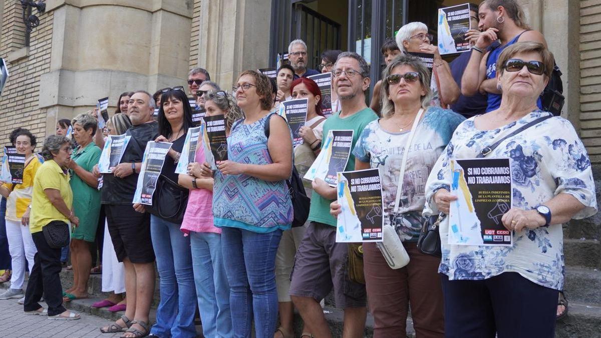 Imagen de una protesta de las trabajadoras de limpieza en la puerta de la oficina de Correos de Pamplona