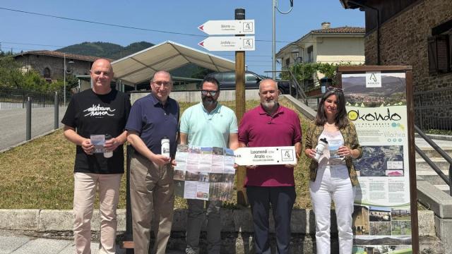 Representantes de los municipios de Aiaraldea y su Cuadrilla en la presentación de las rutas