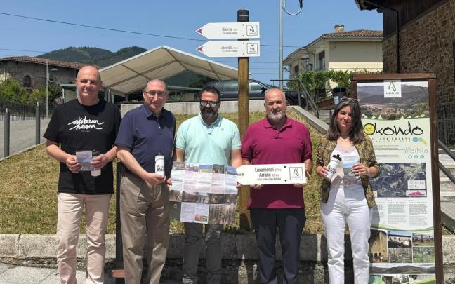 Representantes de los municipios de Aiaraldea y su Cuadrilla en la presentación de las rutas