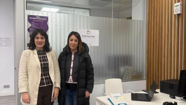 Maialen Gurrutxaga y Esther Zarrabeitia en la presentación de la dependencia que albergará en Elgoibar a la Oficina Itinerante Comarcal de Vivienda.