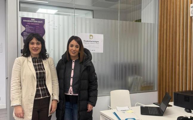 Maialen Gurrutxaga y Esther Zarrabeitia en la presentación de la dependencia que albergará en Elgoibar a la Oficina Itinerante Comarcal de Vivienda.