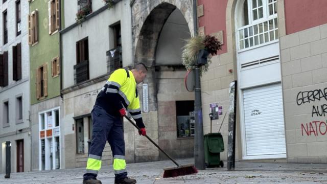Un operario limpiando en uno de los centros neurálgicos de la villa, Seber Altube.