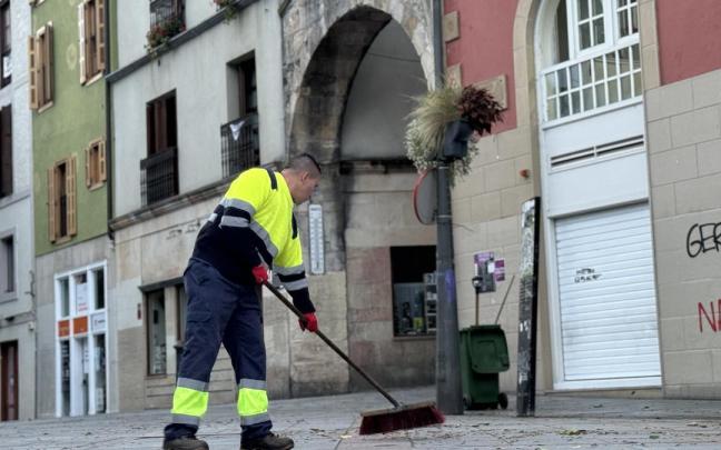 Un operario limpiando en uno de los centros neurálgicos de la villa, Seber Altube.