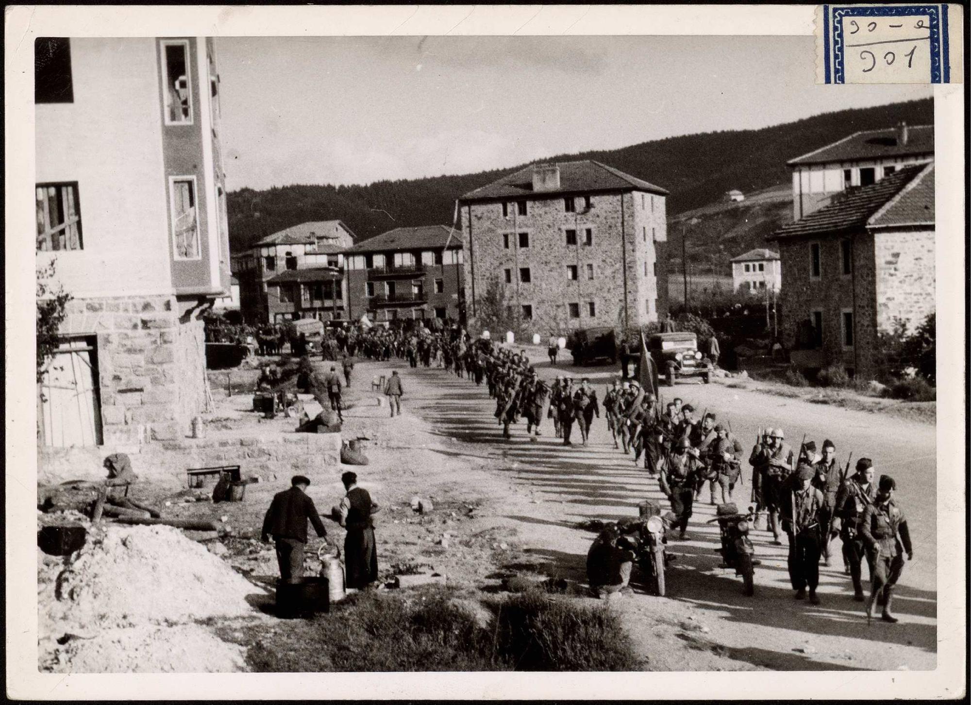 Tropas franquistas atravesando Plazakoetxe, el 16 de junio de 1937, en su avance hacia Bilbao