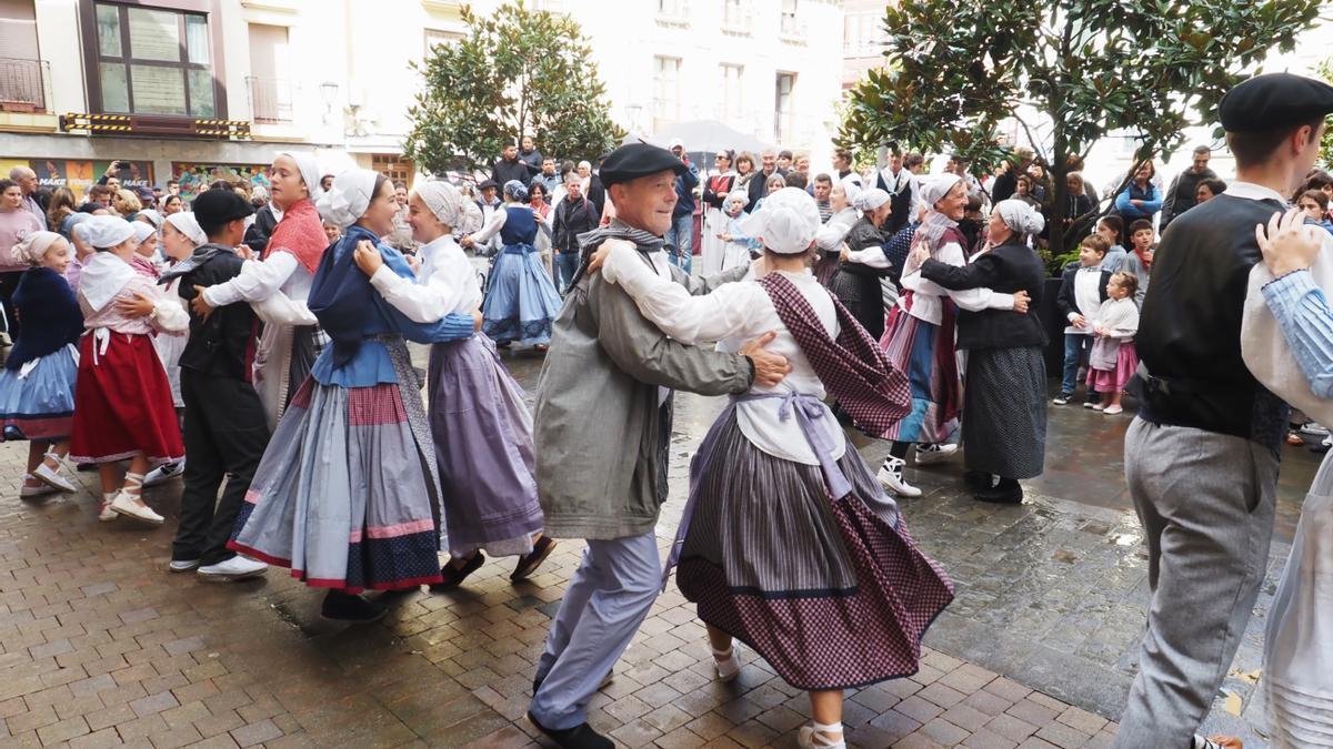Gure Kai dantza-taldeak eta Musika Eskolako ikasleek euskal dantzak eskainiko dituzte herriko kaleetan