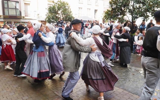 Gure Kai dantza-taldeak eta Musika Eskolako ikasleek euskal dantzak eskainiko dituzte herriko kaleetan
