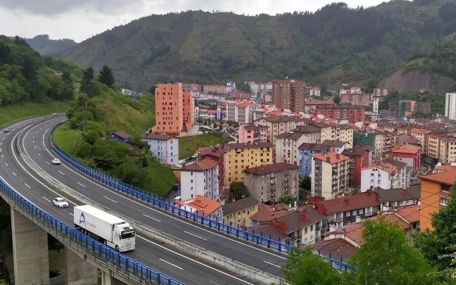 Vista general de la AP-8 a su paso por Eibar Vista general de la AP-8 a su paso por Eibar