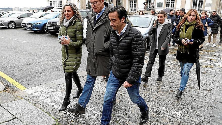 Alberto Núñez Feijóo, con gesto serio junto a candidatos del PP, ayer en Ferrol en el marco de la campaña electoral en Galicia. | FOTO: E. P.