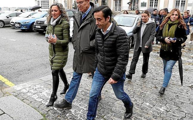 Alberto Núñez Feijóo, con gesto serio junto a candidatos del PP, ayer en Ferrol en el marco de la campaña electoral en Galicia. | FOTO: E. P.