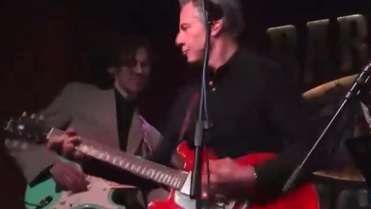 Blinken tocando la guitarra en un bar de Kiev.