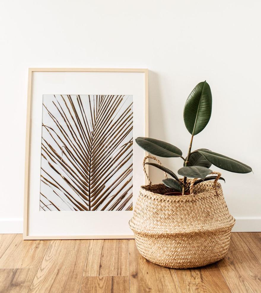 Un cuadro colocado sobre el suelo y apoyado en una pared.