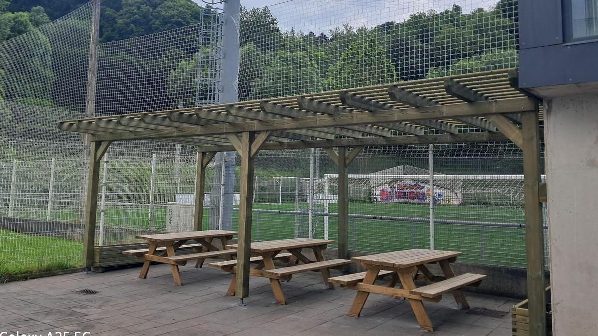 La nueva pérgola que se ha instalado para cubrir las mesas junto al acceso a la zona verde, próximas al campo de Ipintza.