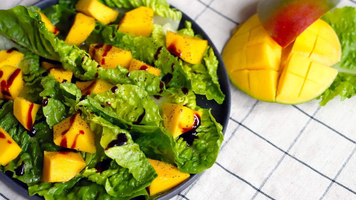 Ensalada de hojas verdes y mango.
